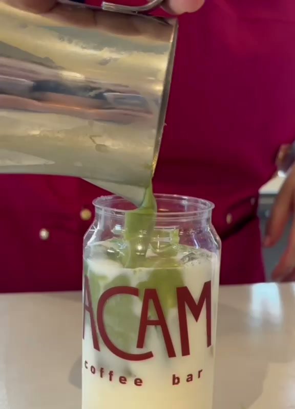 Un barista de ACAM sirviendo matcha en una lata de PET.